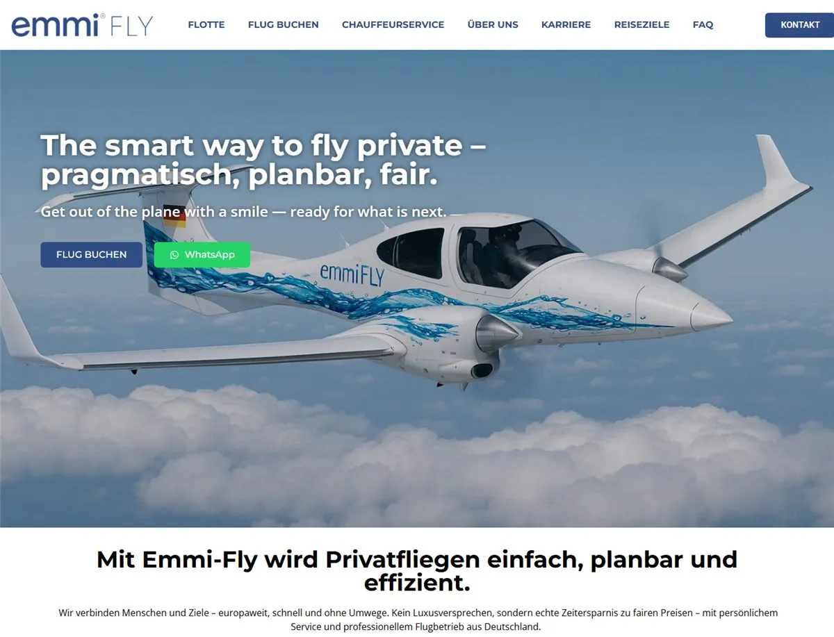 Startseite von emmi-fly.de nach dem Relaunch mit Flugzeug über den Wolken, Claim und Buttons für Buchung und WhatsApp
