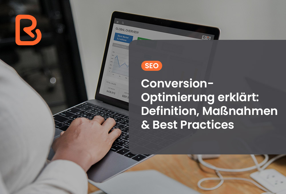 Hand am Laptop wertet visuell dargestellte Analysedaten aus, auf dem Bildschirm sind steigende Diagramme und KPIs zu sehen – symbolisiert Conversion-Optimierung